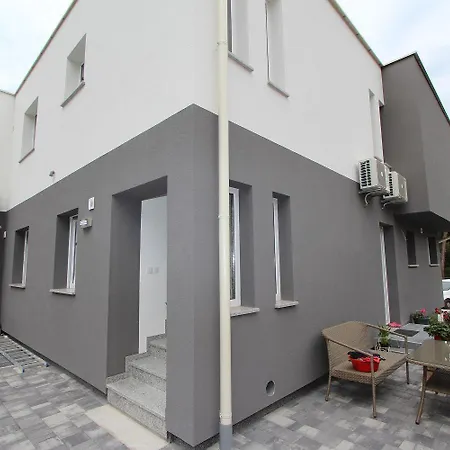 Modernes Nur 10 Minuten Zum Zentrum Von Mit Privatem Balkon Apartment