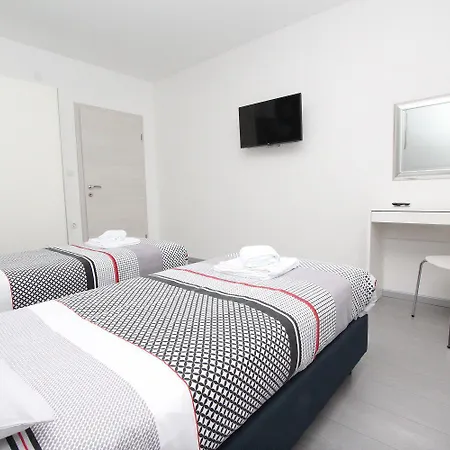 Modernes Nur 10 Minuten Zum Zentrum Von Mit Privatem Balkon * 로비니