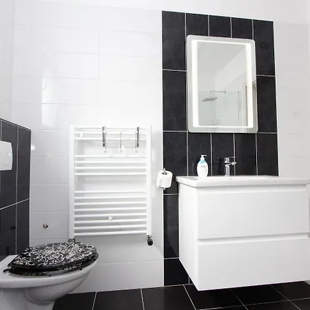 Modernes Nur 10 Minuten Zum Zentrum Von Mit Privatem Balkon