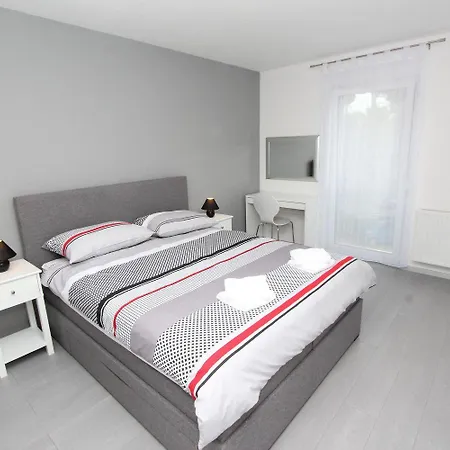 아파트 Modernes Nur 10 Minuten Zum Zentrum Von Mit Privatem Balkon