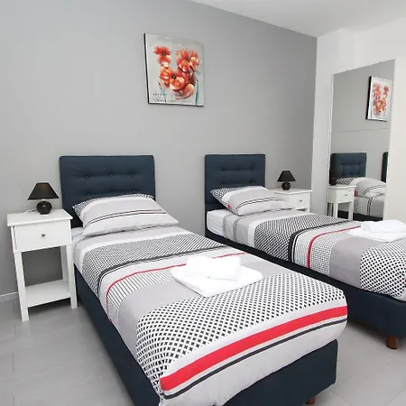 Modernes Nur 10 Minuten Zum Zentrum Von Mit Privatem Balkon 아파트 로비니