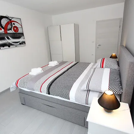 아파트 Modernes Nur 10 Minuten Zum Zentrum Von Mit Privatem Balkon