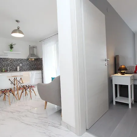 아파트 Modernes Nur 10 Minuten Zum Zentrum Von Mit Privatem Balkon 로비니