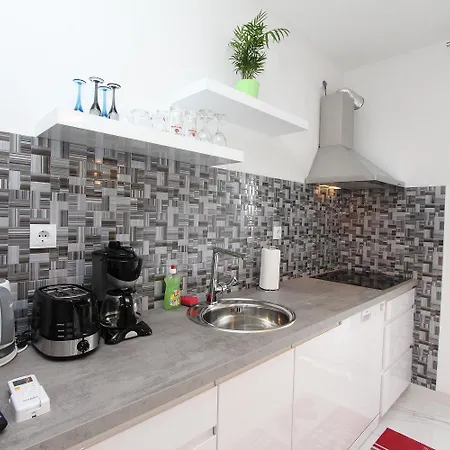 아파트 Modernes Nur 10 Minuten Zum Zentrum Von Mit Privatem Balkon