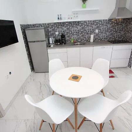 Modernes Nur 10 Minuten Zum Zentrum Von Mit Privatem Balkon 아파트 *