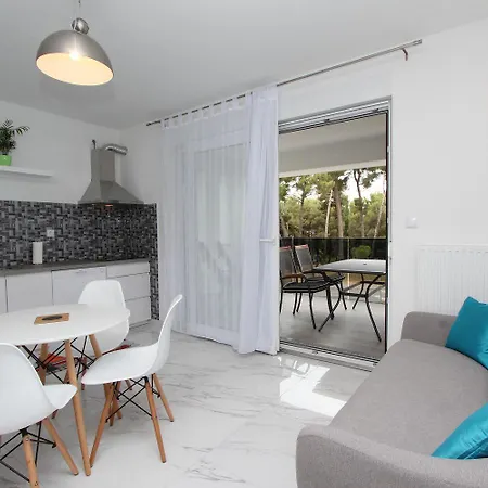 아파트 Modernes Nur 10 Minuten Zum Zentrum Von Mit Privatem Balkon 로비니