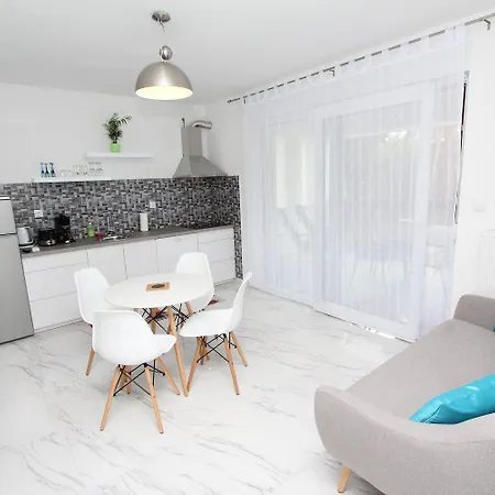 Modernes Nur 10 Minuten Zum Zentrum Von Mit Privatem Balkon 로비니